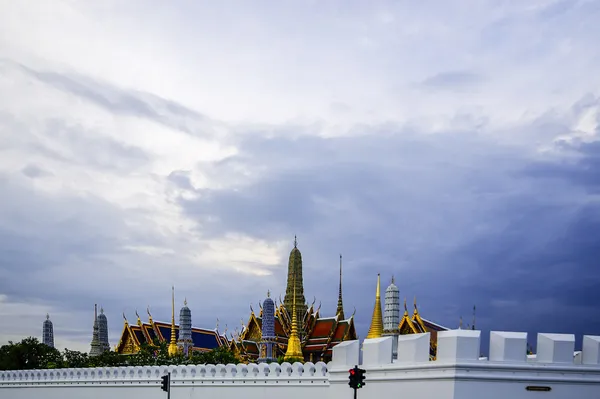 Bangkok's meest beroemde bezienswaardigheid werd 1782 gebouwd. Het paleis conclud verschillende indrukwekkende gebouwen, met inbegrip van Wat Phra Kaew (tempel van de Smaragdgroene Boeddha) A koninklijke kapel — Stockfoto