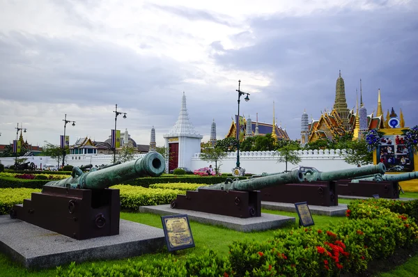 Bangkok leghíresebb látnivalója 1782-ben épült. A palota conclud számos lenyűgöző épületek, beleértve a Wat Phra Kaeo (a Smaragd Buddha temploma) A királyi kápolna — Stock Fotó