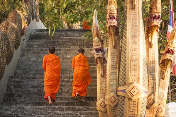 Monges budistas descalços em Chiang Mai Tailândia — Fotografia de Stock