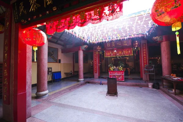 Templo chinês de paz com muitas lanternas — Fotografia de Stock