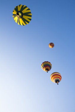 Renkli sıcak hava balonları