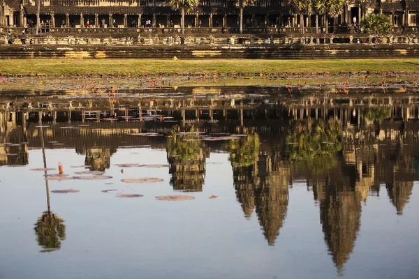 Återspegla angkor wat på vatten, Kambodja, siem reap — Stockfoto