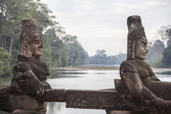 Giants in Front Gate of Angkor Thom — Stock Photo, Image