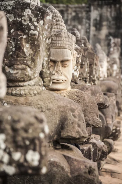 Gigantes en la Puerta Frontal de Angkor Thom — Foto de Stock
