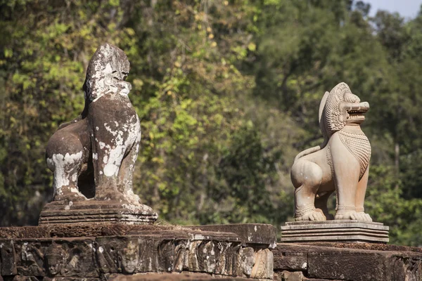 Löwenskulptur in ankor thom. Kambodscha — Stockfoto