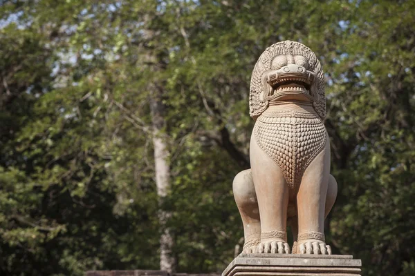 Leeuw sculptuur in ankor thom. Cambodja — Stockfoto