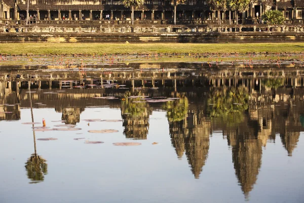 Reflita Angkor wat na água, Camboja, Siem Reap — Fotografia de Stock