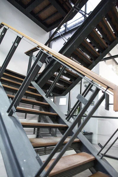 Dřevěné a kovové schody — Stock fotografie