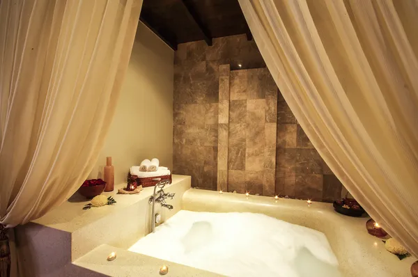 Jacuzzi de estilo asiático en sala de spa — Foto de Stock