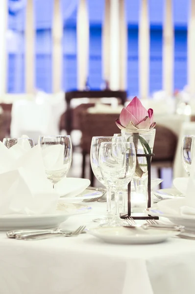 Mesa de jantar com lótus rosa — Fotografia de Stock