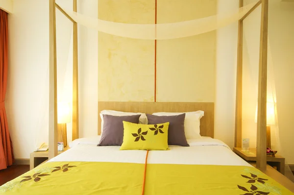Двухместная спальня с мебелью из твердого дерева — стоковое фото