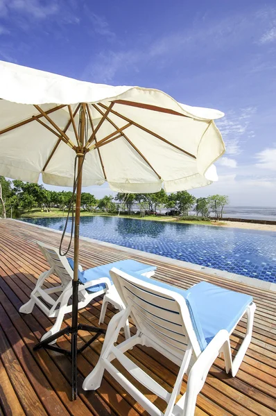 Beach umbrella near the water — Stock Photo, Image