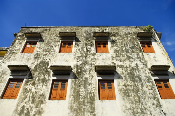 Edifício antigo com janelas de madeira — Fotografia de Stock