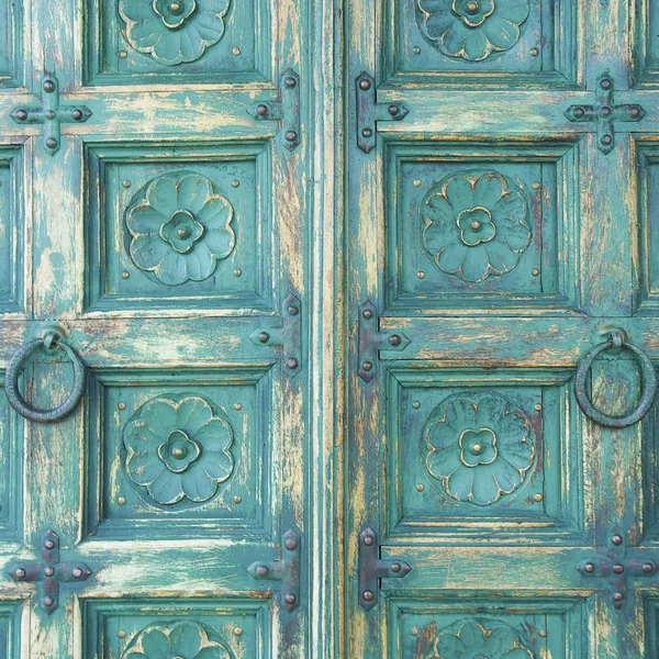 Porta de madeira cor verde — Fotografia de Stock