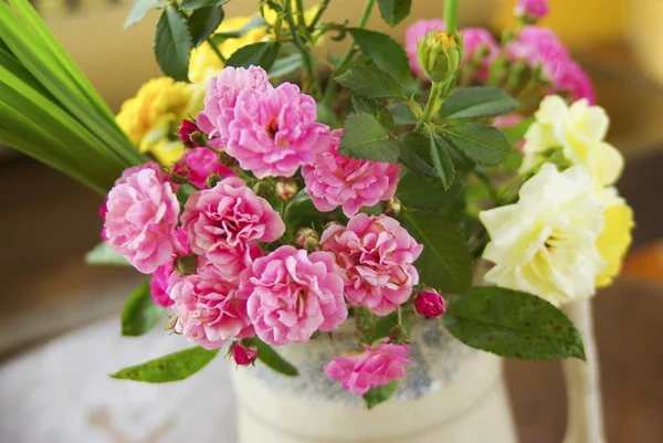 Buquê de flores na mesa de madeira — Fotografia de Stock