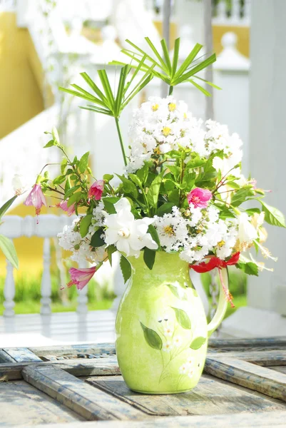 Flowers bouquet on wood table — Stock Photo, Image