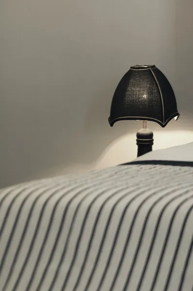 Lampada vintage in camera da letto — Foto Stock