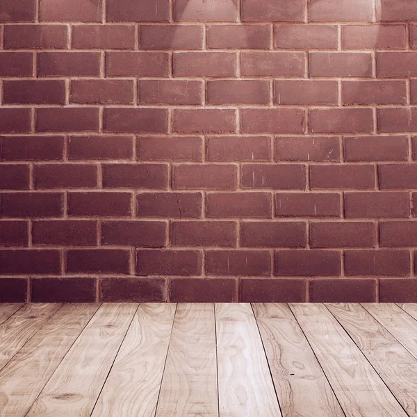 Houten plank met bakstenen muur textuur achtergrond — Stockfoto
