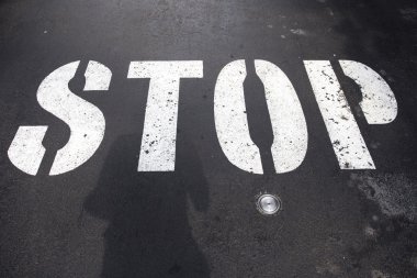 yol üzerinde metin etiketi durdur