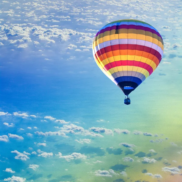 Heißluftballon auf See mit Wolke — Stockfoto