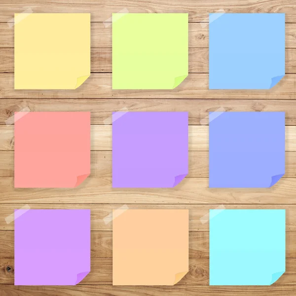 Notatki programu Sticky Notes na brązowym tle drewna — Zdjęcie stockowe