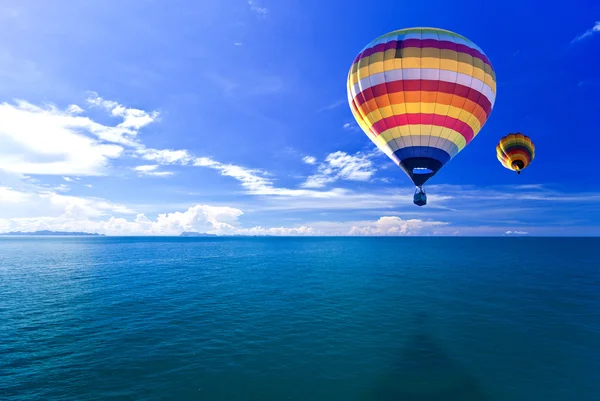 Balão de ar quente no mar e na ilha. Samui Tailândia — Fotografia de Stock