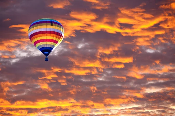 Ballongen på solnedgången eller soluppgång med moln, ljus strålar och andra atmosfäriska effekter — Stockfoto