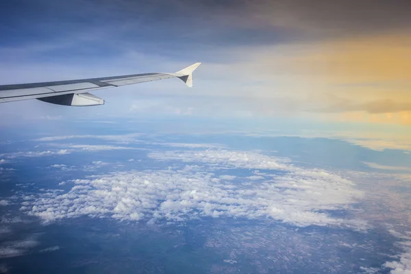 Uçak üstünde belgili tanımlık tepe-in bulut üzerinden görüntülemek — Stok fotoğraf