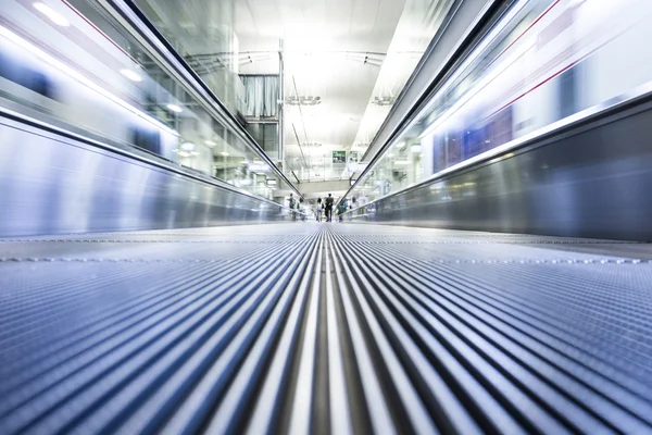 Flyttar modern rulltrappa väg till framgång business — Stockfoto