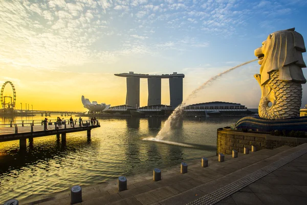 Singapore punto di riferimento Merlion con alba — Foto Stock