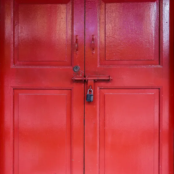 Porta rossa con serratura — Foto Stock