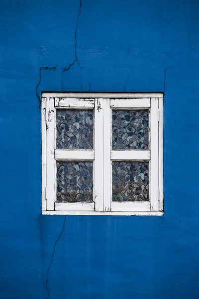 Blaue Wand mit Retro-Fenster — Stockfoto