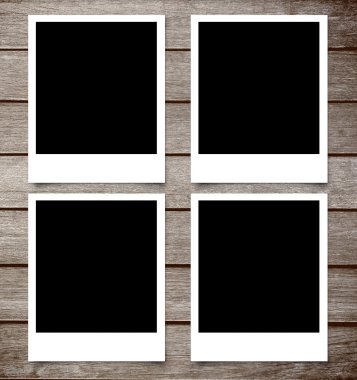 lege fotolijstjes op bruin houten plank achtergrond