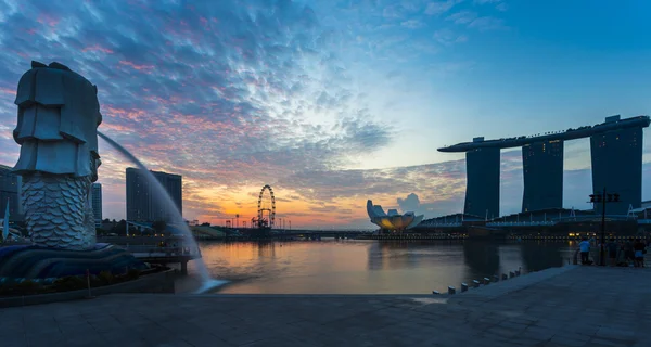 Singapur landmark merlion gündoğumu ile — Stok fotoğraf
