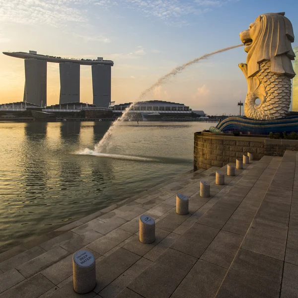 Szingapúr landmark Merlion a sunrise — Stock Fotó