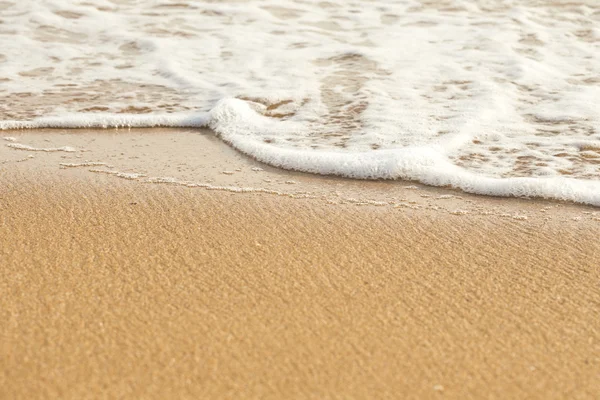 Mjuk havsvåg på sandstranden — Stockfoto