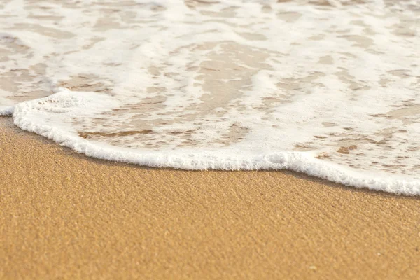 Vague douce de la mer sur la plage de sable fin — Photo