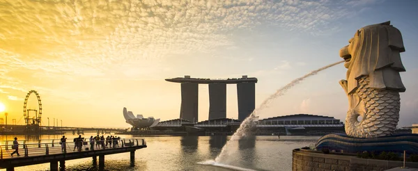 Σιγκαπούρη merlion ορόσημο με πανοραμική θέα ανατολή του ηλίου — Φωτογραφία Αρχείου