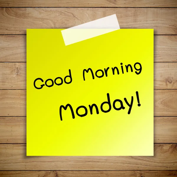 Доброе утро, понедельник на липкой бумаге на стене из коричневой древесины. — стоковое фото