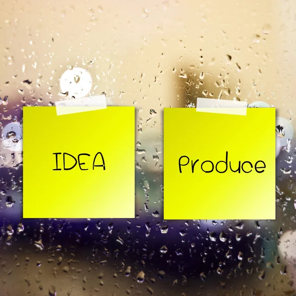 Rich idea process sticky paper on glass with drops water backgro — Stock Photo, Image