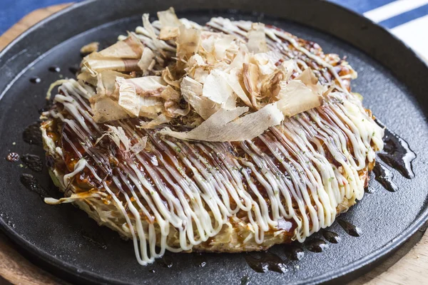 Japanse pizza okonomiyaki — Stockfoto