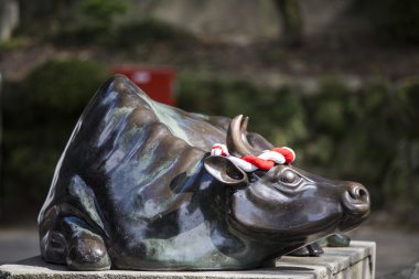 Dazaifu Tenmangu Tapınağının önünde heykel
