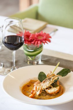 Tayland baharatlı Limon otu çorbası