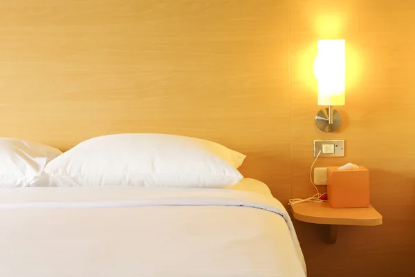 Bed in een hotelkamer 's nachts — Stockfoto