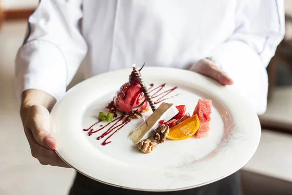 Dessert aan de kant van de chef-kok — Stockfoto