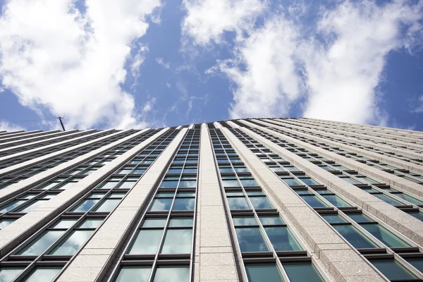 Edifício moderno com vidro para o céu azul — Fotografia de Stock