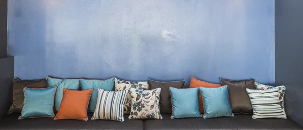 Vintage retro living room with pillows — Stock Photo, Image