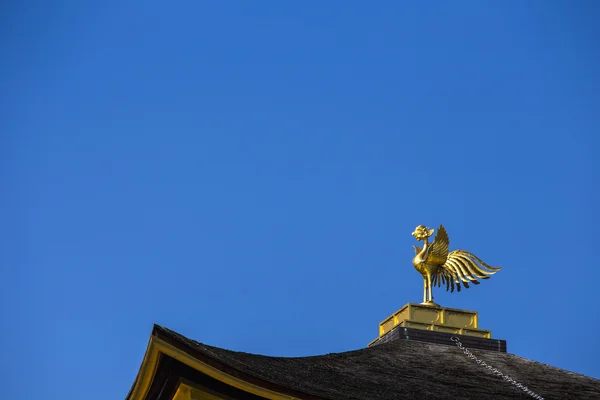 Phoenix na vrcholu kinkakuji Zlatý pavilon. Kjóto. Japonsko — Stock fotografie