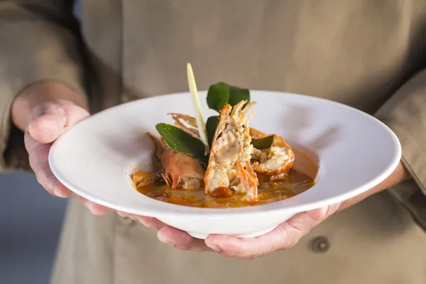 Tailandia sopa de hierba de limón picante en manos del chef —  Fotos de Stock