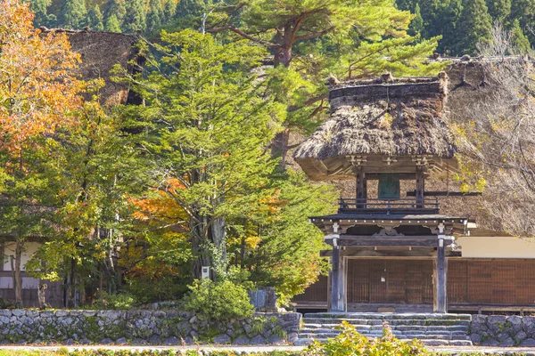 Cottage e risaia nel piccolo villaggio shirakawa-go japan. autu — Foto Stock